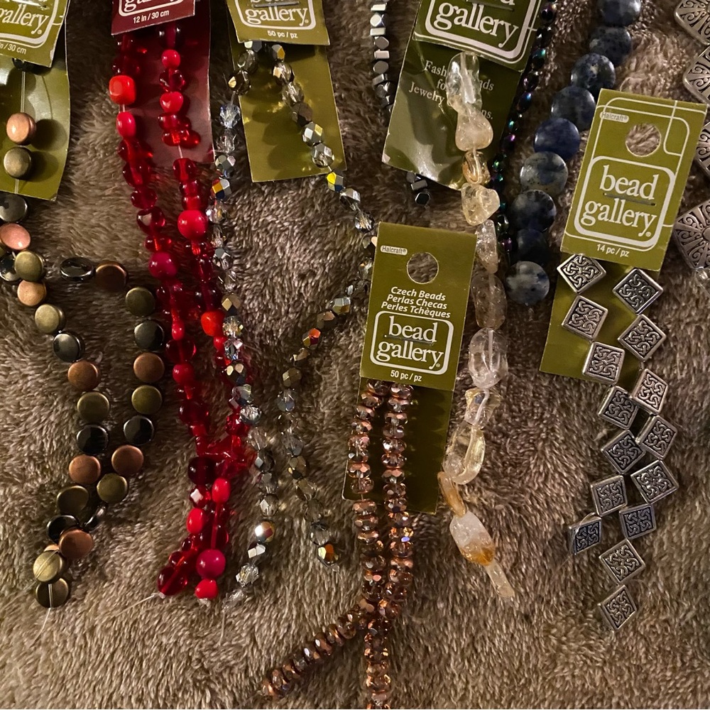 Crafting beads and necklaces - Picture 2 of 8